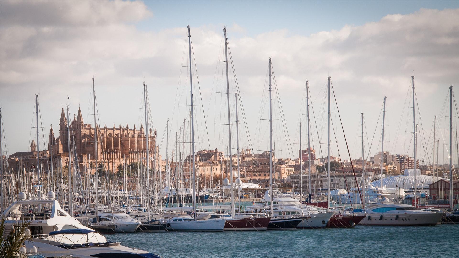 Yachthafen on Palma de Mallorca mit der Kathedrale im Hintergrund