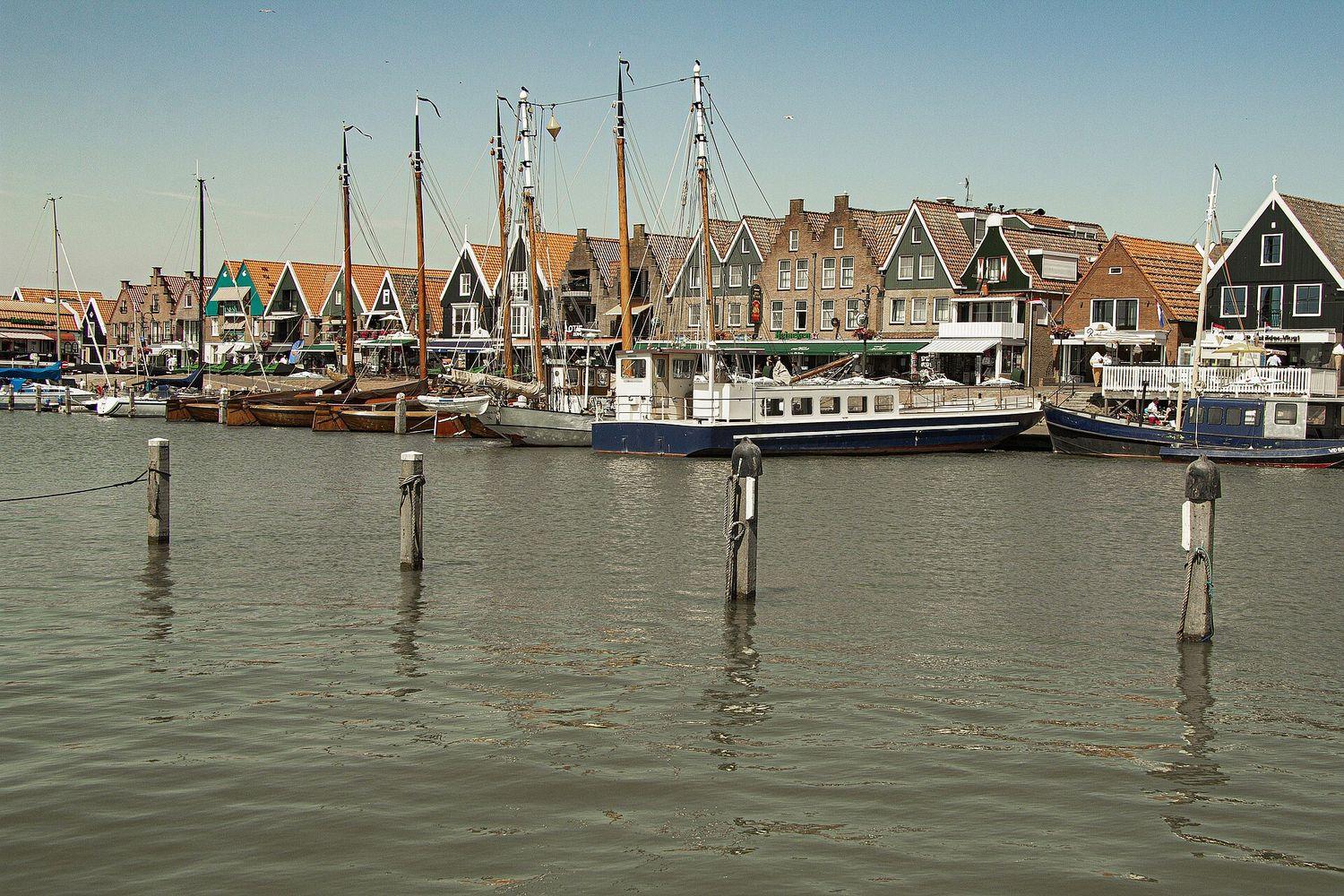 Blick von der Yacht auf traumhaften Hafen von Volendam